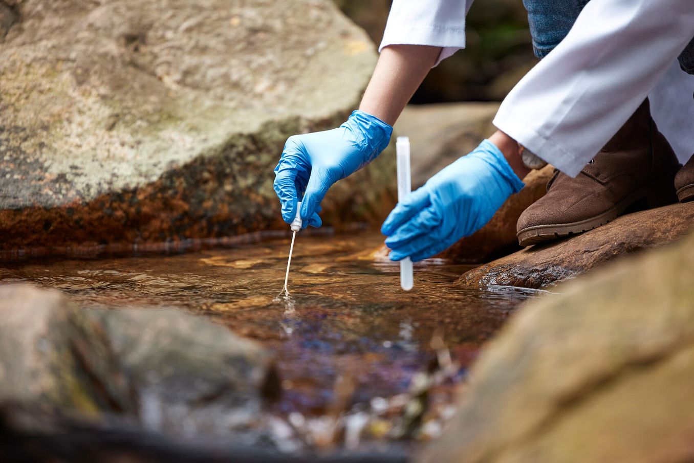 Geowissenschaften – Studierende nimmt auf Exkursion Wasserproben
