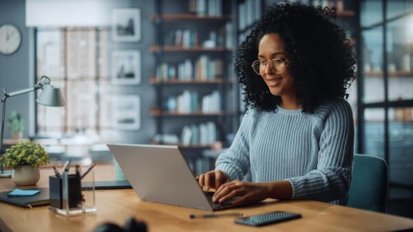 Sozialrecht Studium – Studentin am Laptop