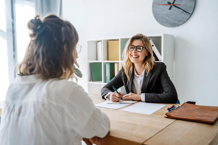 Studentin und Dozentin in Bachelorarbeit Kolloquium