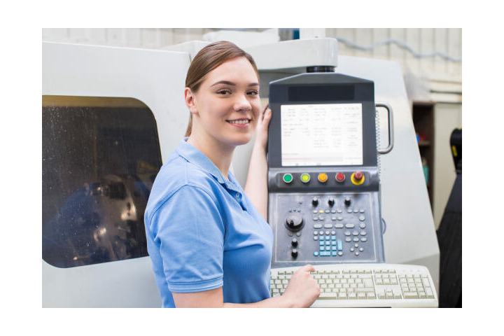 Feinwerkmechanikerin an CNC-Maschine.jpeg