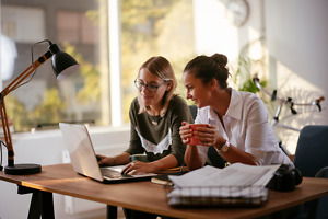 Rentenversicherung Student – zwei Studierende informieren sich über ihre Versicherung Rentenversicherung Student – zwei Studierende informieren sich ueber ihre Versicherung