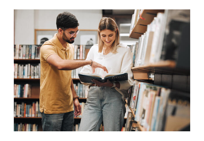 Studierende suchen eine Quelle, um sie in der Bachelorarbeit zu zitieren