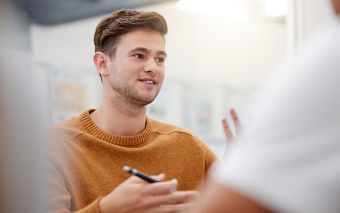 Berufsbegleitendes Studium – Student diskutiert in Vorlesung Berufsbegleitendes Studium – Student diskutiert in Vorlesung
