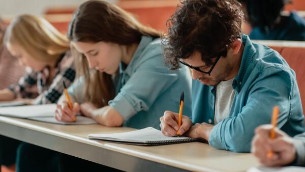 Messinstrumente – Studenten nehmen an Tests teil