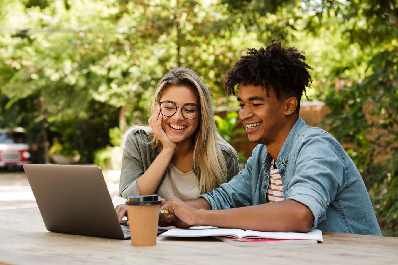 Personen besprechen Struktur vom Motivationsschreiben fürs Studium