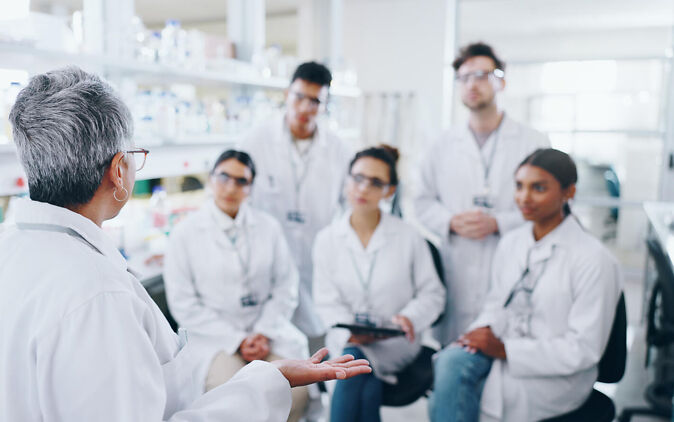 Zulassungsbeschränkte Studiengänge – Studierende mit Dozentin im Labor Zulassungsbeschränkte Studiengänge – Studierende mit Dozentin im Labor