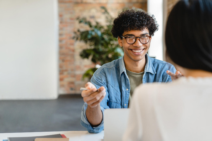 Studierende fu¨hren Interview fu¨r empirische Bachelorarbeit
