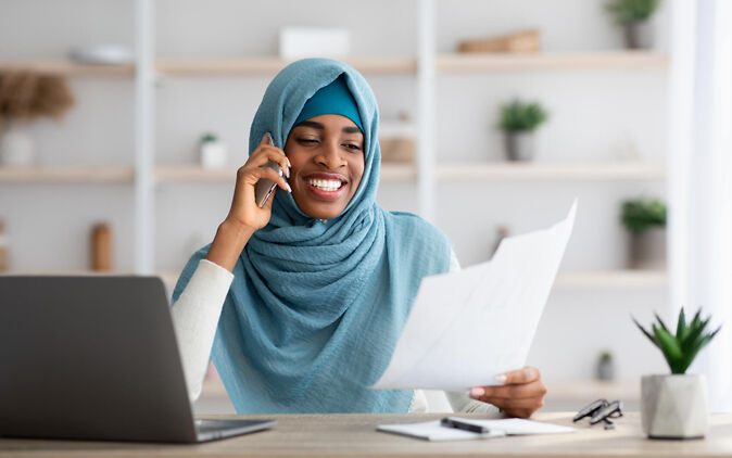 Studentin nutzt für die empirische Forschung ihrer Bachelorarbeit einen Fragebogen Studentin nutzt für die empirische Forschung ihrer Bachelorarbeit einen Fragebogen