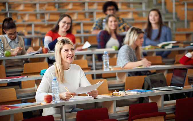 Studieren ohne Abitur – Studierende im Hörsaal Studieren ohne Abitur – Studierende im Hörsaal