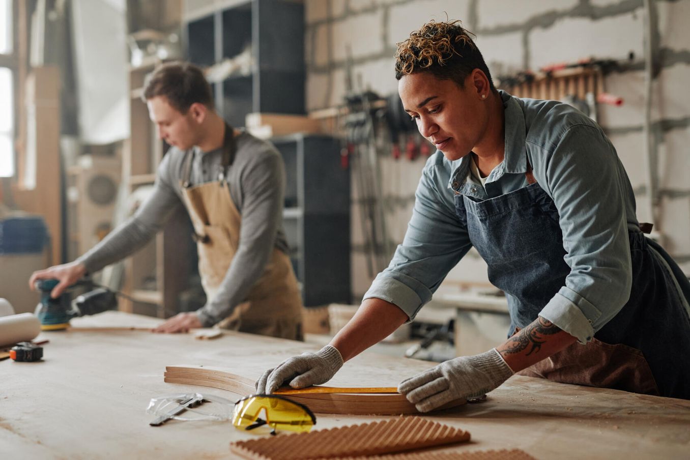 Junge Menschen arbeiten handwerklich im FHJ