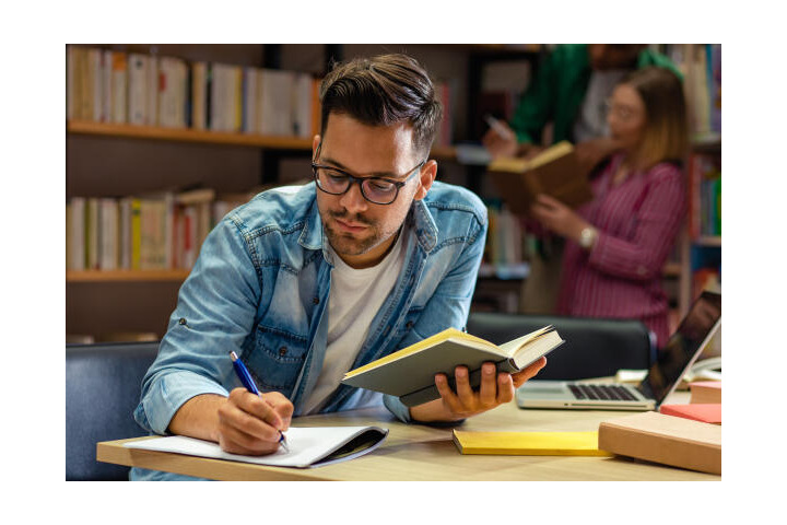 Student pru¨ft sorgfa¨ltig das Hausarbeit Abbildungsverzeichnis