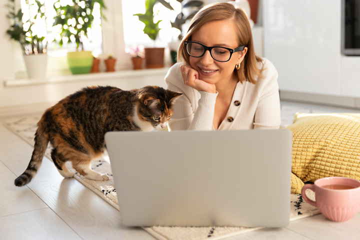 Studentin ist zufrieden mit ihrem Bachelorarbeit Abstract