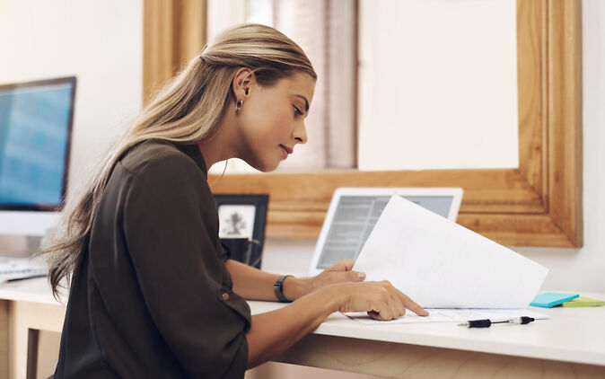 Studentin überprüft ausgedrucktes Bachelorarbeit PDF Studentin überprüft ausgedrucktes Bachelorarbeit PDF