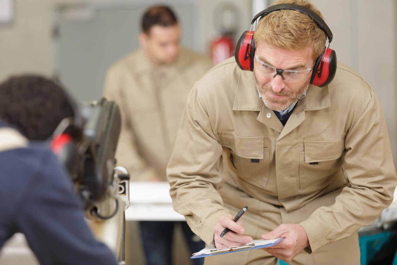 Buechsenmacher prueft Schusswaffe