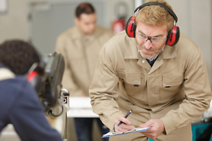 Büchsenmacher prüft Schusswaffe Buechsenmacher prueft Schusswaffe