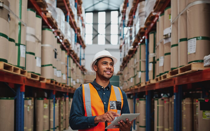 Logistiker im Lager Logistiker im Lager