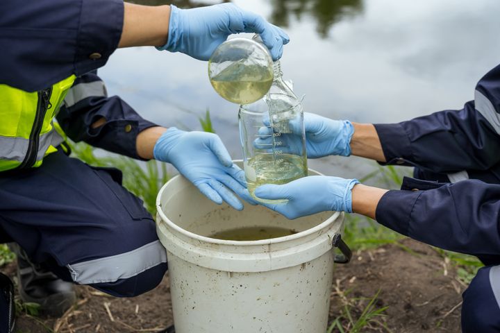 Klimawissenschaftler entnehmen Proben