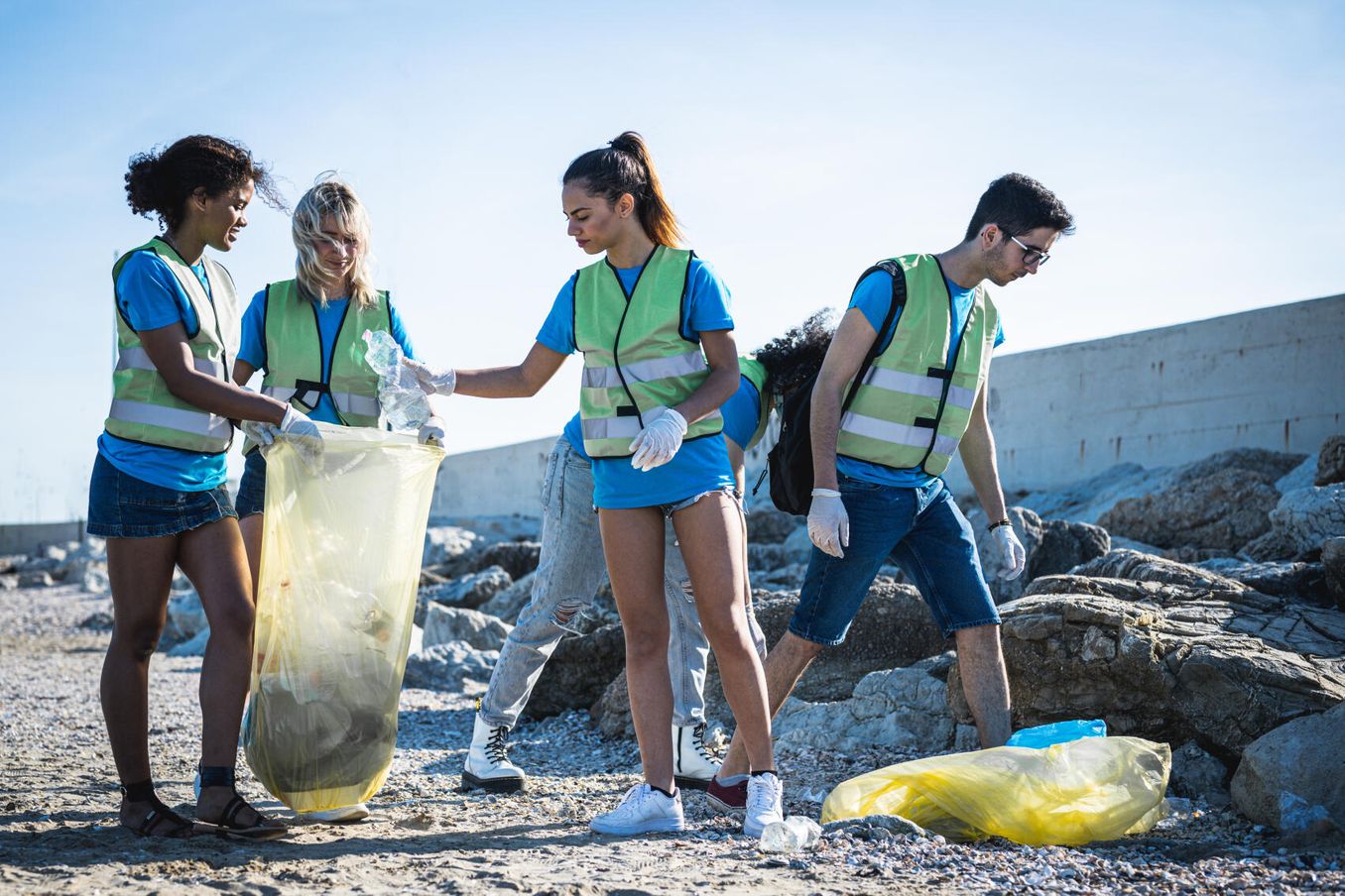EDF Umweltschutz – Gruppe reinigt Strand