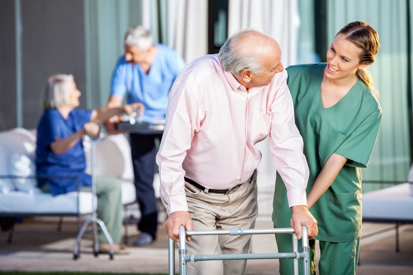 Pflegerin mit Patienten