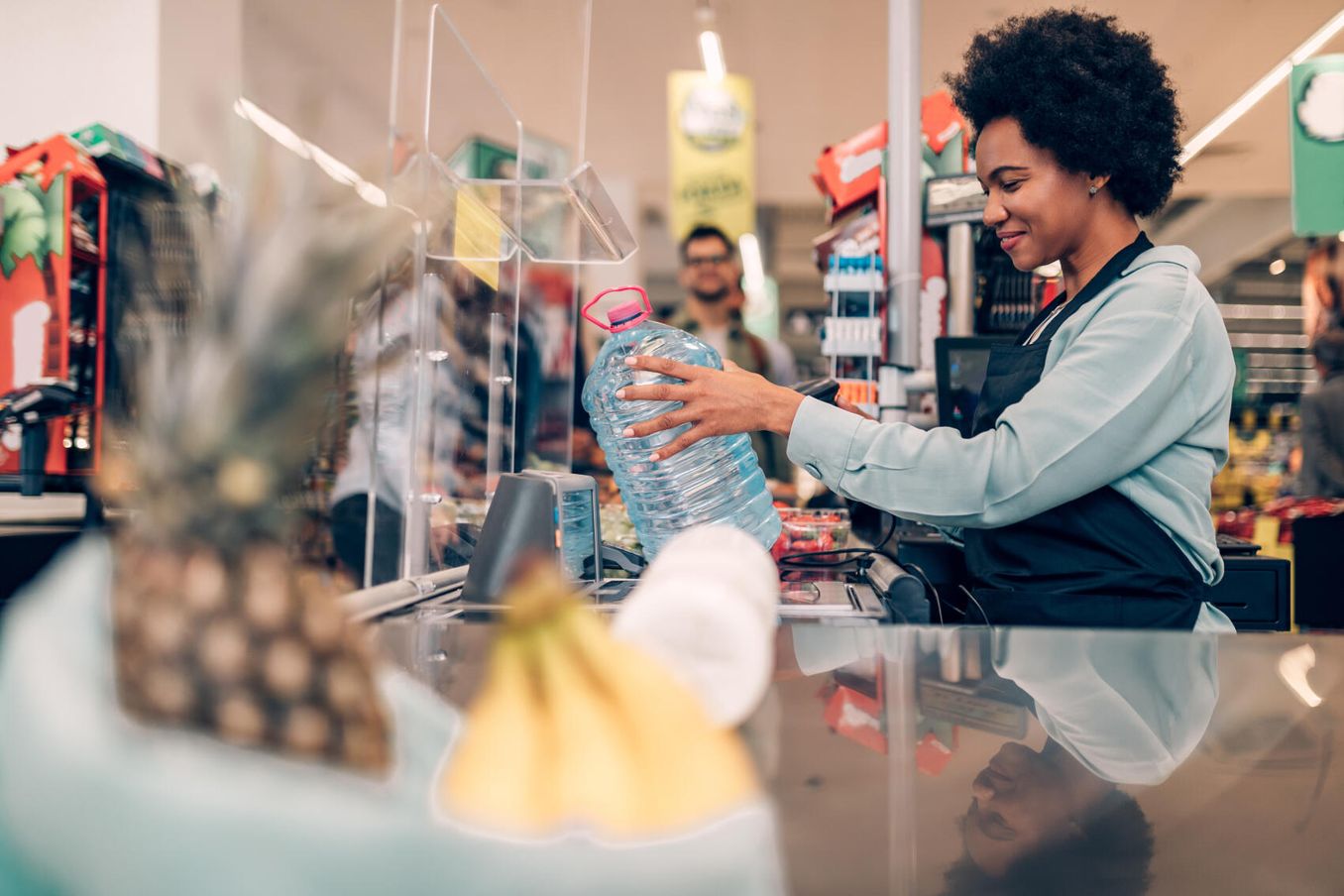 Arbeitszeit in der Ausbildung – Azubi arbeitet an  Supermarktkasse