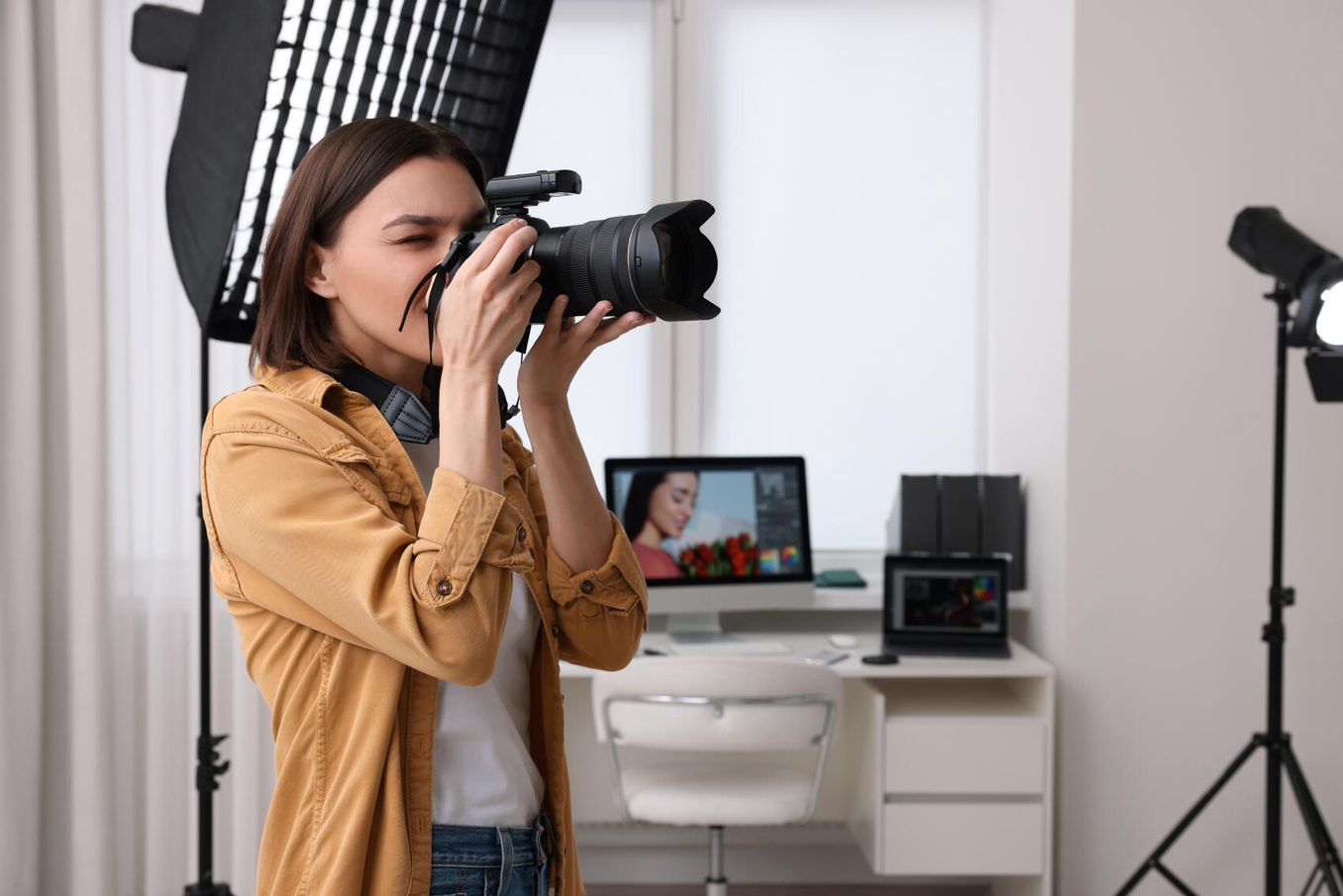 Bewerbungsfoto – Fotografin mit Kamera in der Hand