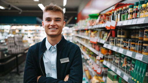 Handel Studium – Filialleiter steht im Supermarkt Handel Studium – Filialleiter steht im Supermarkt