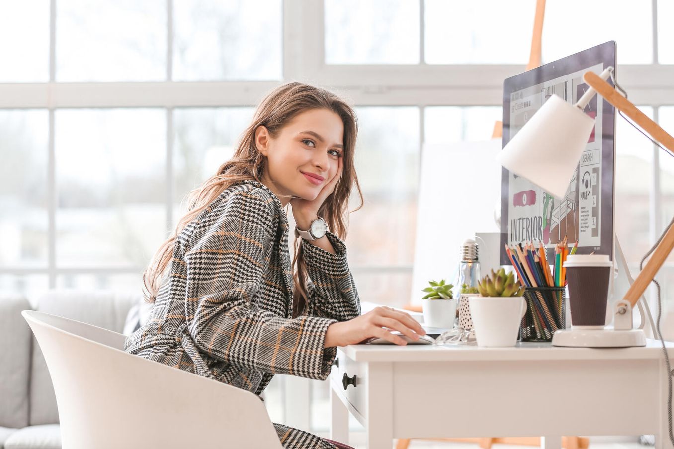 Studentin absolviert ein Praktikum im Industriedesign Studium