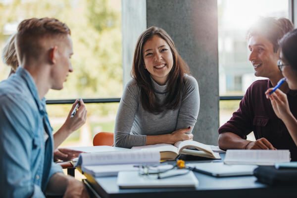Studenten arbeiten an Aktionsforschung