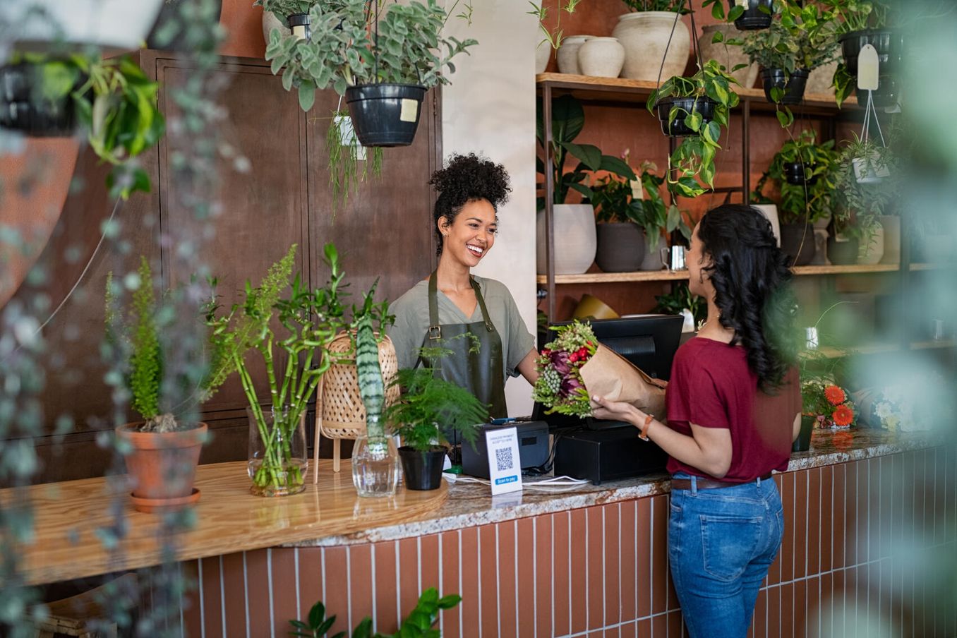 Studentin bekommt Studentenrabatt auf Blumen