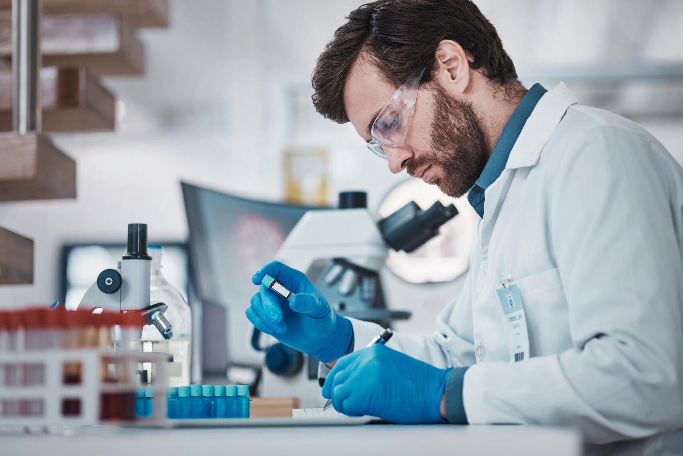 Genetik Studium – Genetiker untersucht Blutprobe