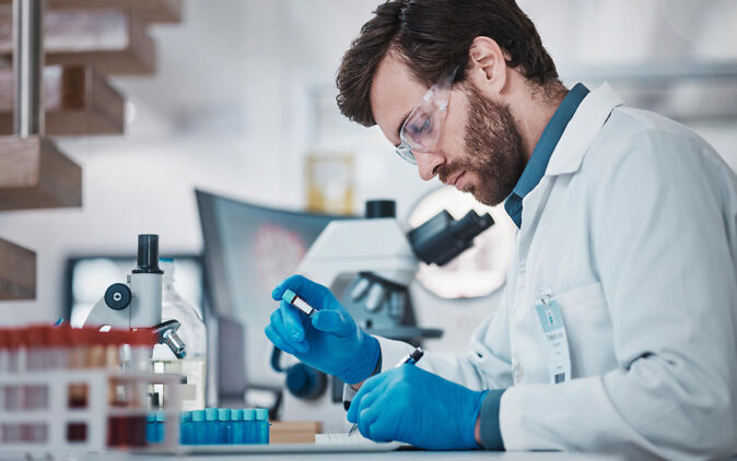 Genetik Studium – Genetiker untersucht Blutprobe Genetik Studium – Genetiker untersucht Blutprobe