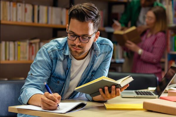 Student arbeitet an systematischer Literaturrecherche