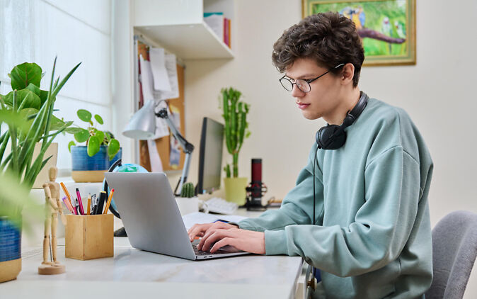 Student schreibt Seminararbeit Gliederung am Laptop Student schreibt Seminararbeit Gliederung am Laptop