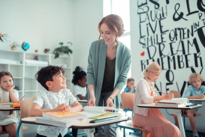 Schulbegleiter arbeiten im schulischen Umfeld