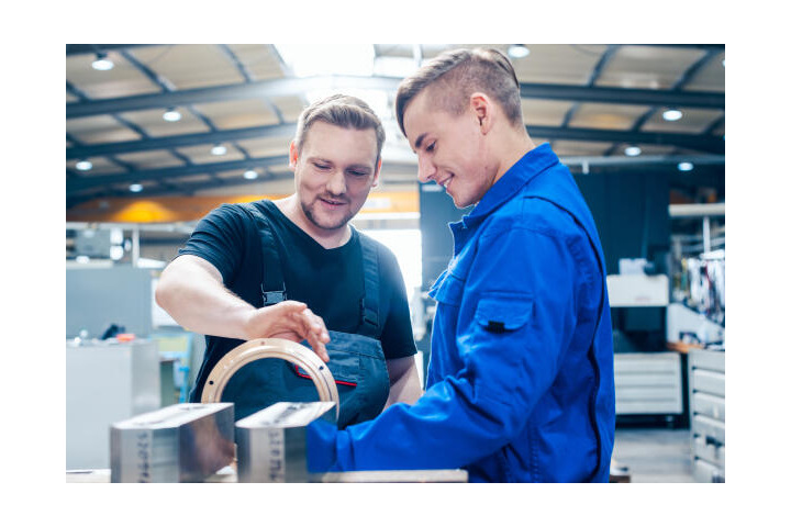 Konstruktionsmechaniker besprechen Arbeitsablauf