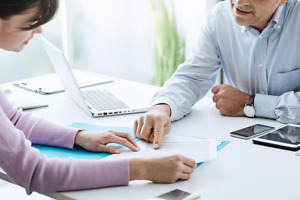 Nach der Immatrikulation erhält die Studierende ihre Immatrikulationsbescheinigung Nach der Immatrikulation erhaelt die Studierende ihre Immatrikulationsbescheinigung