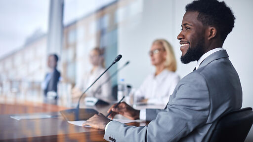 International Business Studium – Junger Mann in Konferenz International Business Studium – Junger Mann in Konferenz