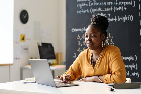 Studentin arbeitet an Datenaufbereitung