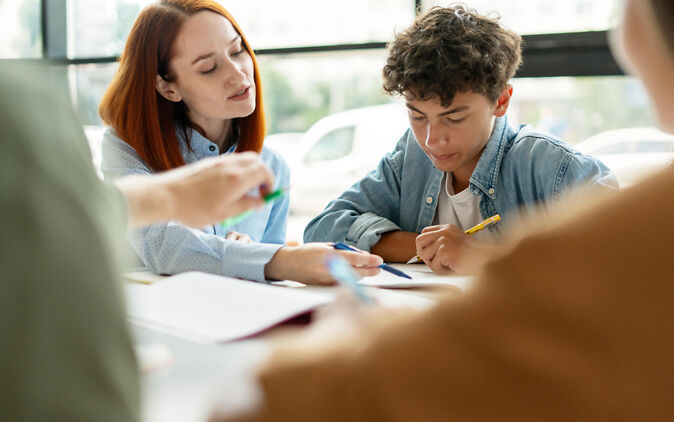 Nachhilfe für Studenten – Frau erklärt mathematische Aufgabe Nachhilfe fuer Studenten – Frau erklaert mathematische Aufgabe