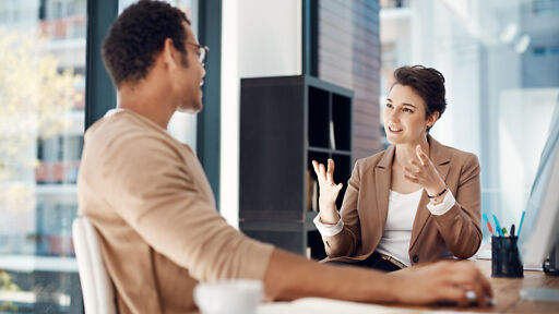 Zwei Personen im Wirtschaftspsychologie Studium unterhalten sich Zwei Personen im Wirtschaftspsychologie Studium unterhalten sich