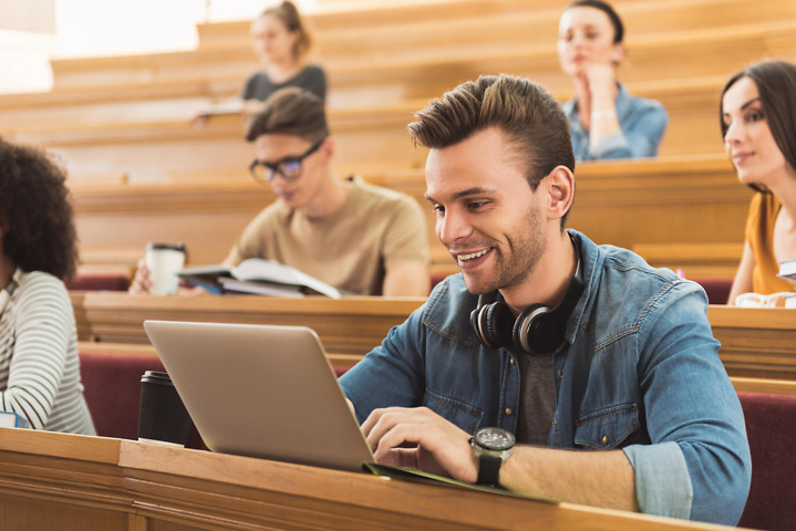 Beliebteste Studiengaenge – Student im Hoersaal