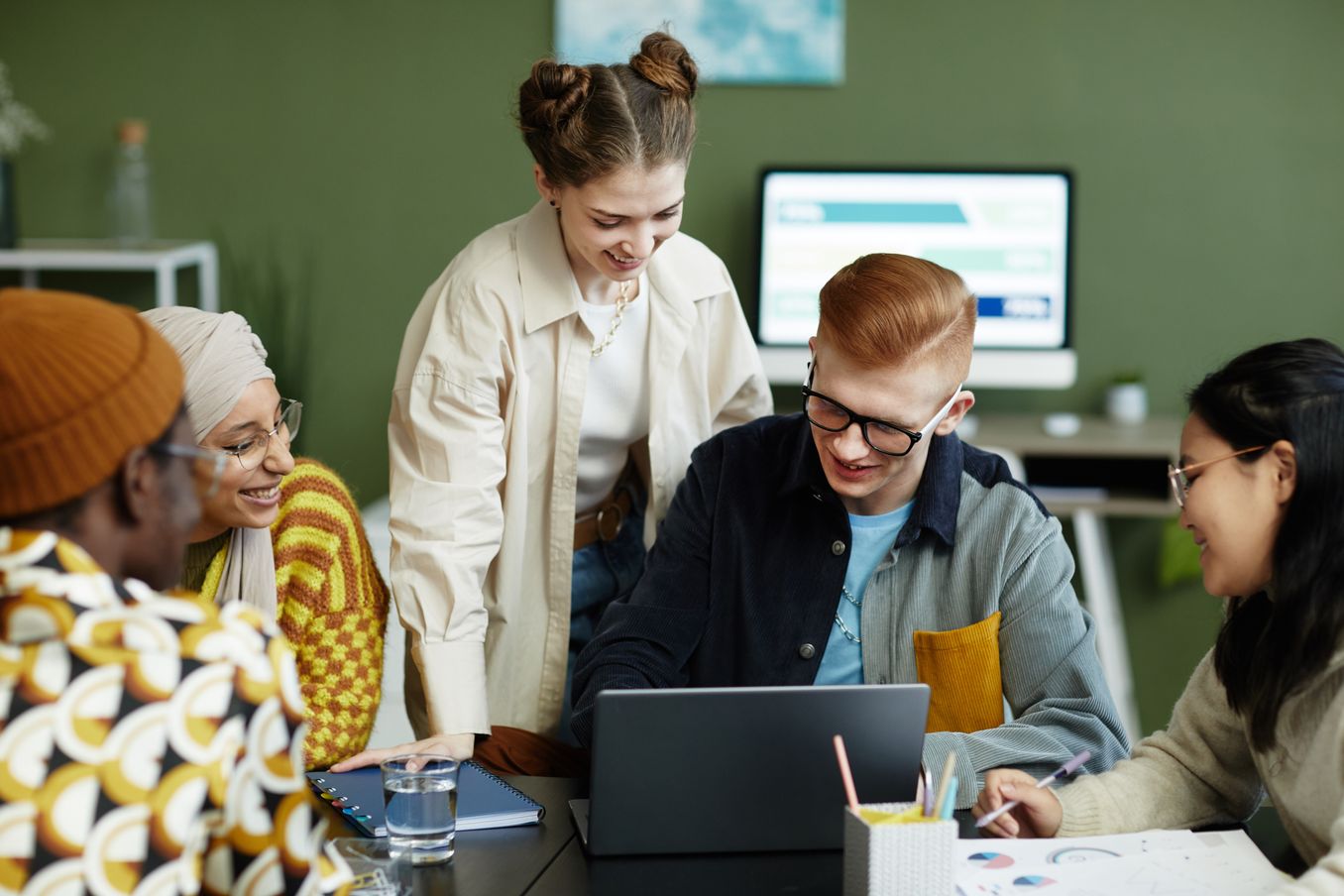 Studenten arbeiten an Projekt