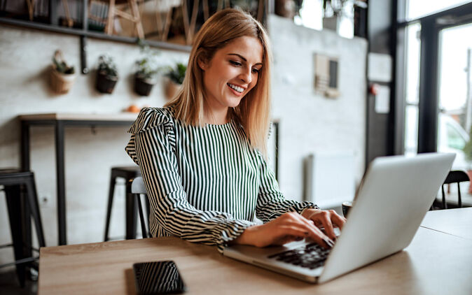 Bachelorarbeit Seitenzahlen Studentin bearbeitet Bachelorarbeit Seitenzahlen am Laptop