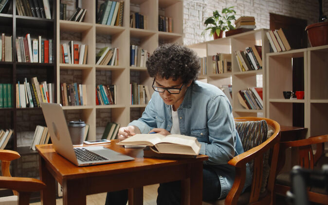 Masterarbeit Literaturarbeit – Student recherchiert in der Bibliothek Masterarbeit Literaturarbeit – Student recherchiert in der Bibliothek