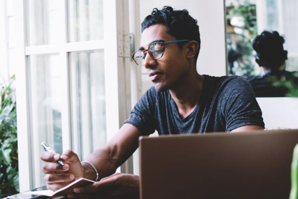 Student arbeitet an Narrationsanalyse