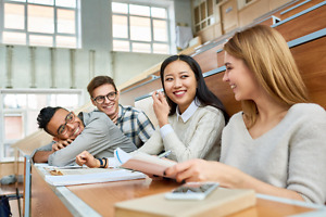 Kommilitonen sitzen in der Vorlesung Kommilitonen sitzen in der Vorlesung