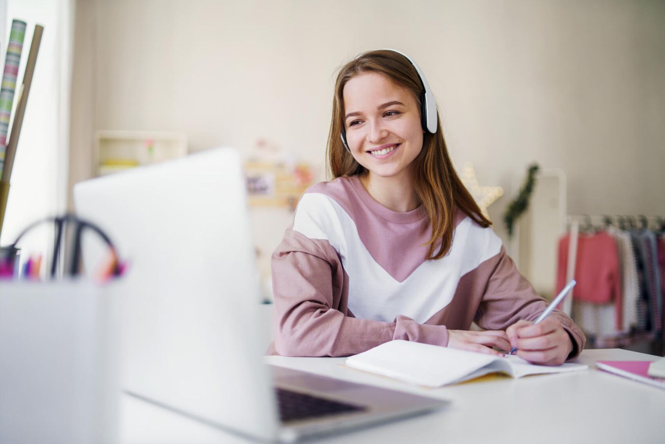 Auditiver Lerntyp – Studierende hoert sich die Audioaufnahmen eines Vortrags an