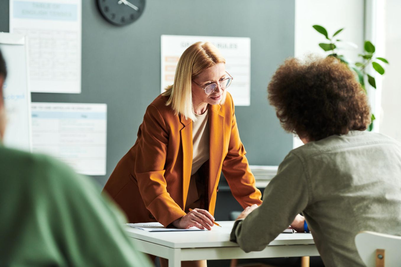 Student informiert sich ueber die Masterarbeit Anmeldung