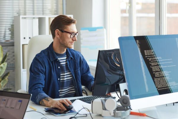 Geoinformatik Studium – Student arbeitet an Projekt