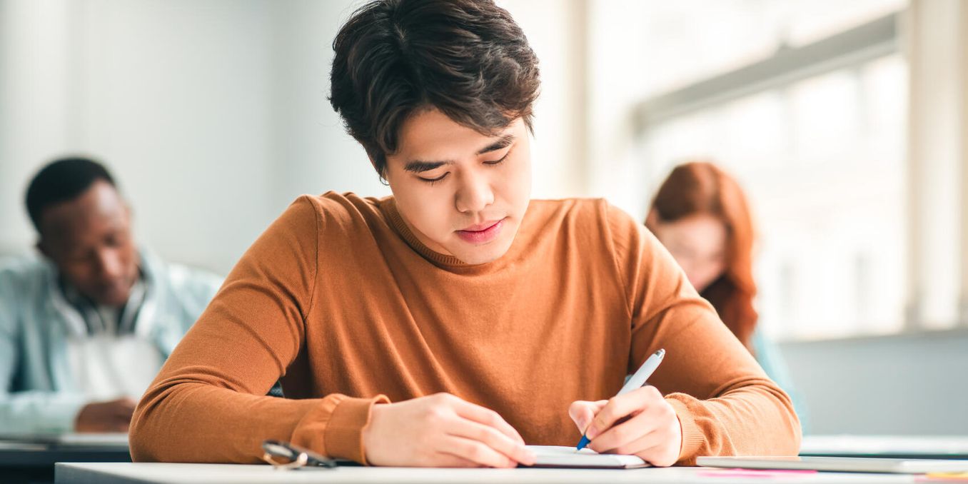 Pflichten in der Ausbildung – Azubi lernt in Berufsschule